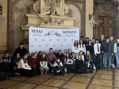 Osmáci navštívili Senát Parlamentu ČR a prohlédli si Valdštejnský palác