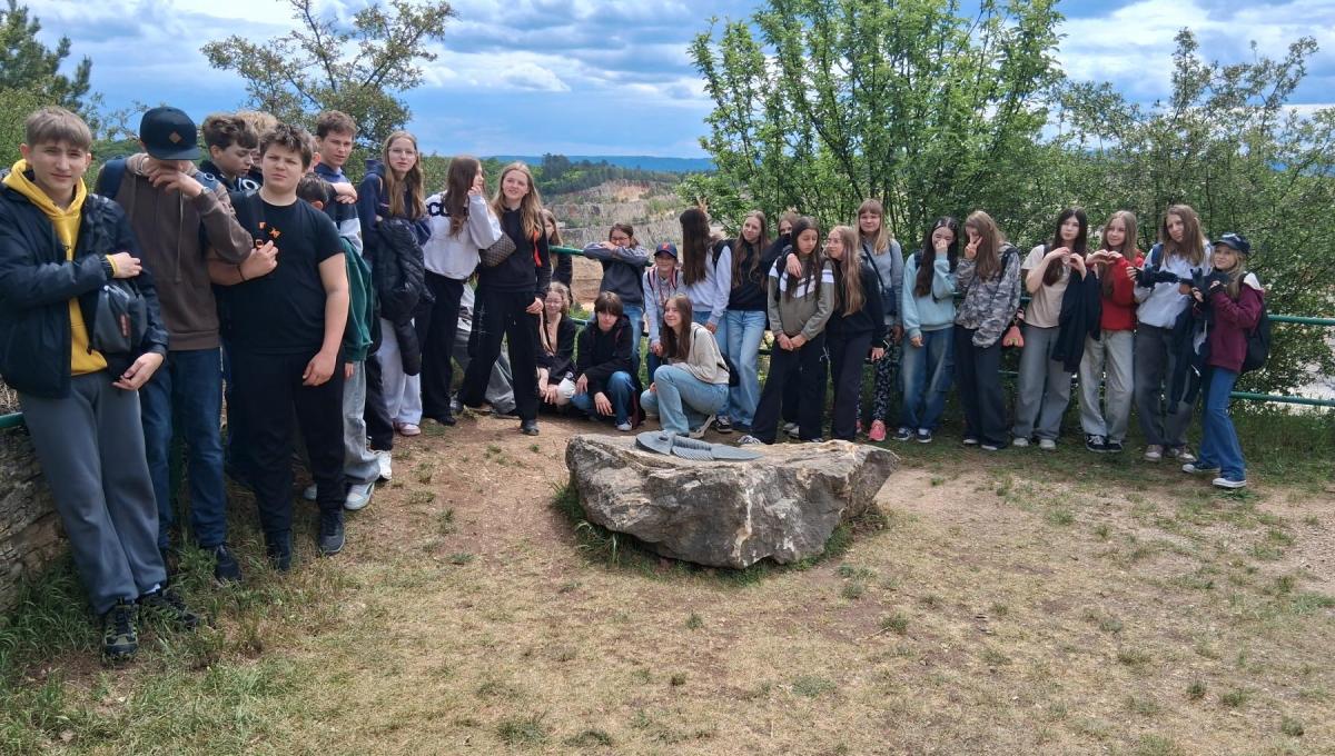 Exkurze 7.A a 7.B do skláren Nižbor a Koněpruských jeskyní.