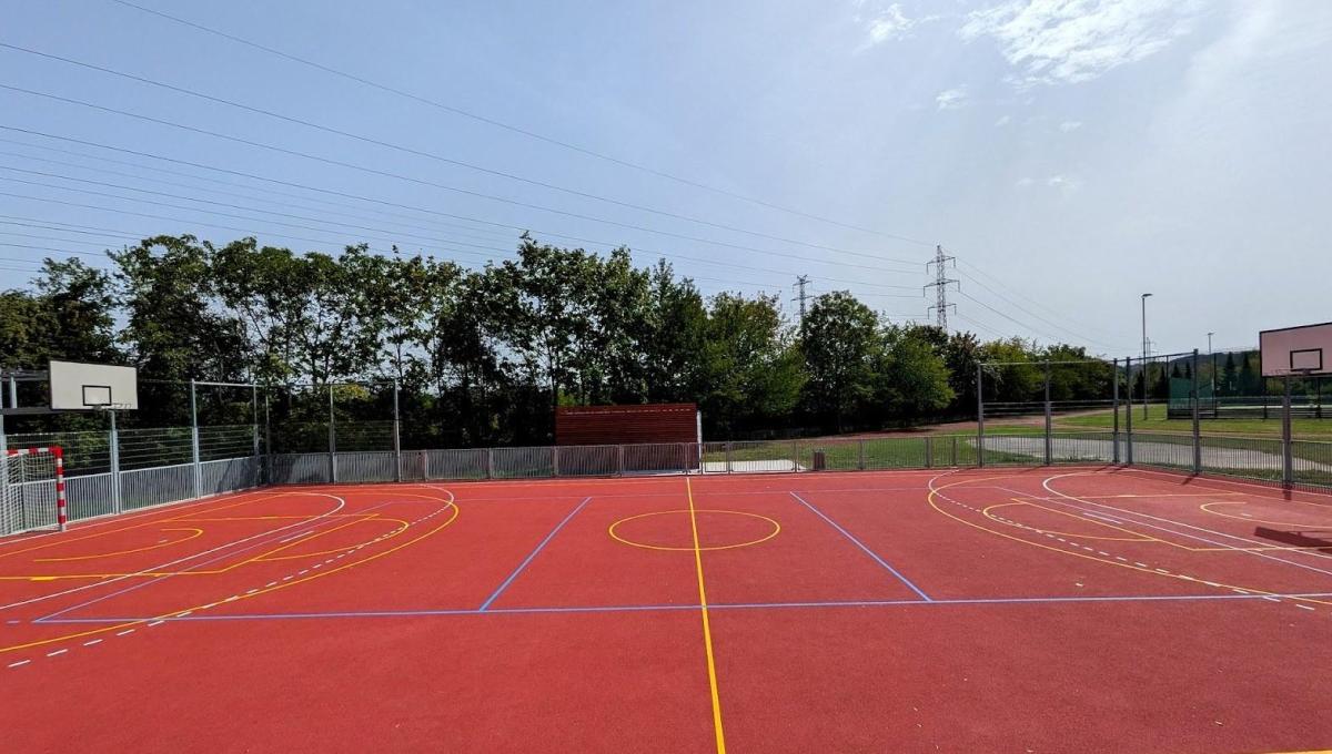 Školní hřiště je opět otevřeno! Rekonstrukce víceúčelového sportoviště byla úspěšně dokončena