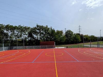 Školní hřiště je opět otevřeno! Rekonstrukce víceúčelového sportoviště byla úspěšně dokončena